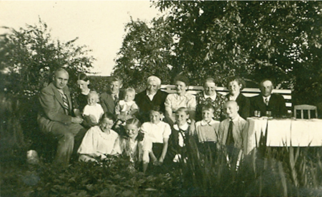 Radžių šeima kairėje savo sodyboje Tūbinėse2