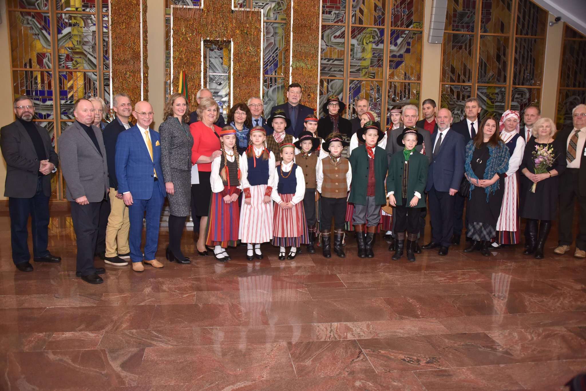 Alfonsas_Bendikas_pirmas_iš_kairės_parodos_atidarymo_metu_LR_Seimo_rūmuose._V._Jocio_nuotrauka1.jpg