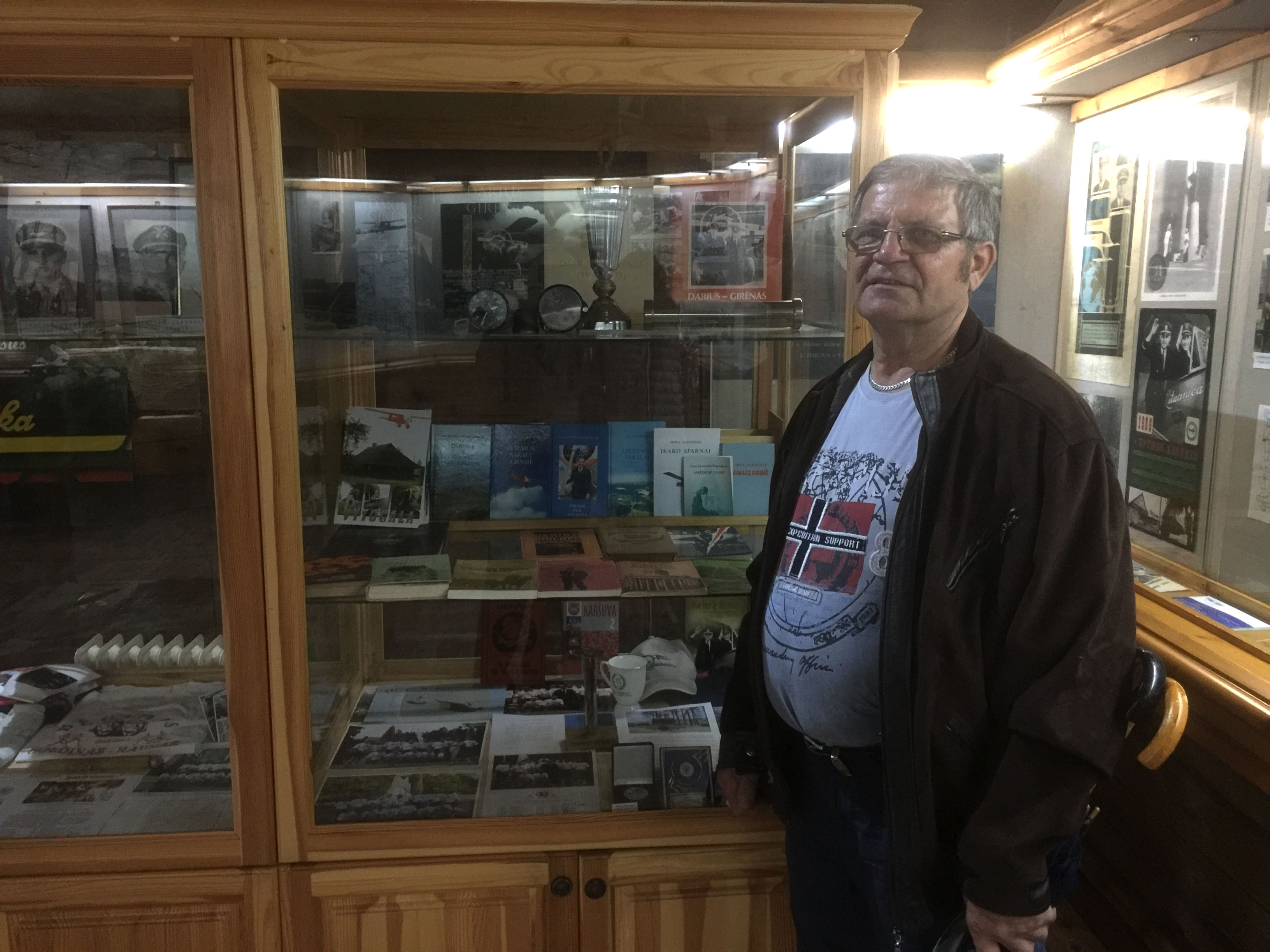 Alfonsas prie savo eksponato iš Lankijos po 30 metų.jpg