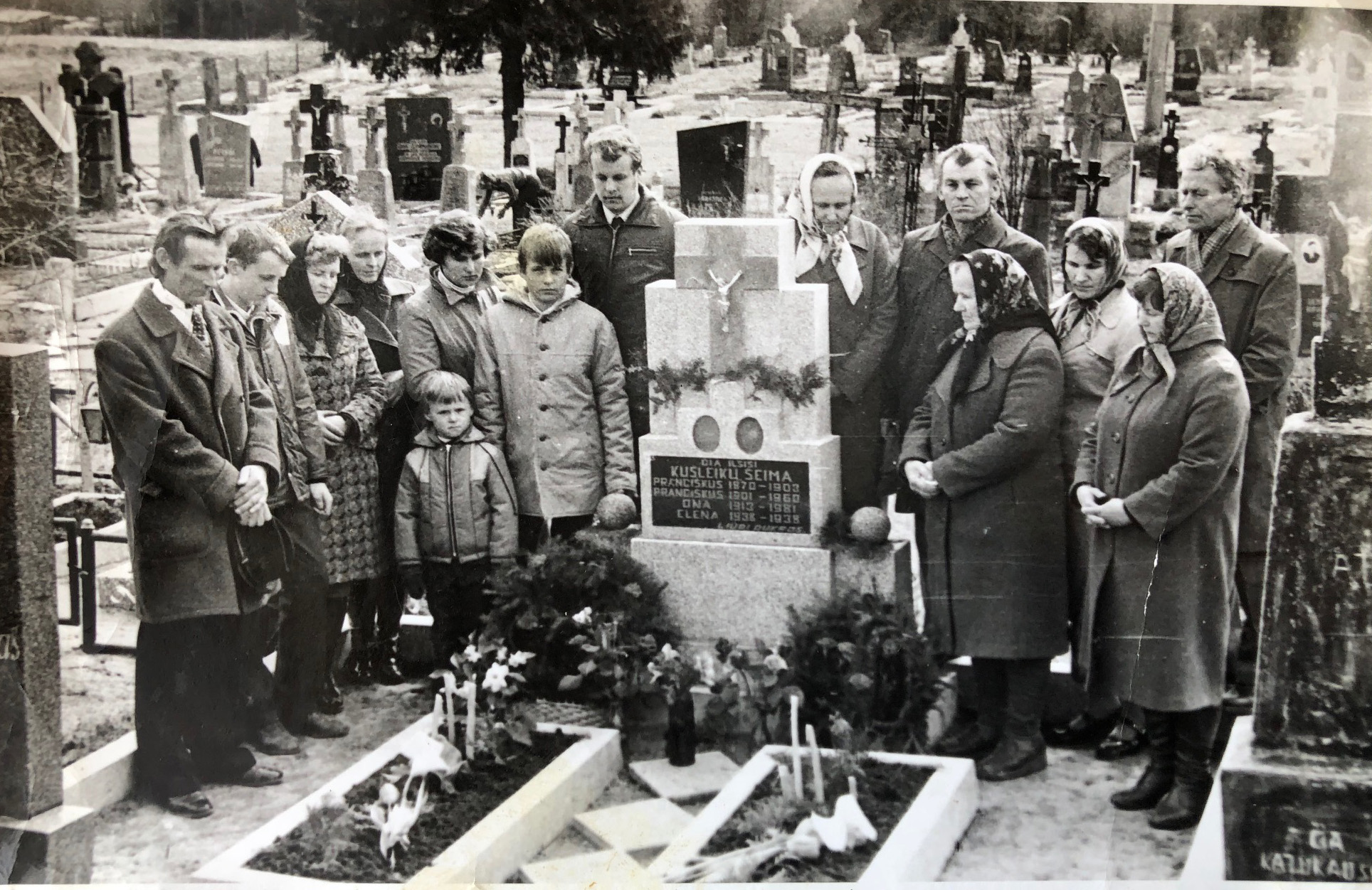 Artimieji_prie_Kušleikų_šeimos_kapo_Tūbinių_kapinėse_apie_1970_m.jpg