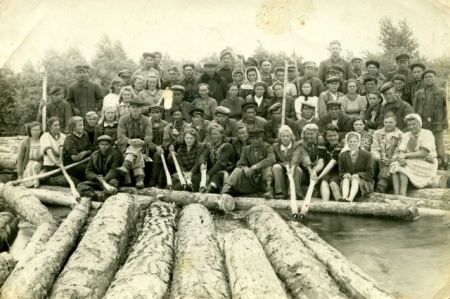 Askizo_miško_pramonės_ūkio_sielių_plukdytojų_brigada._Antroje_eilėje_iš_kairės_pirmas__Vytautas_Butkus._Bajus_Krasnojarsko_kr._1952_m.jpg