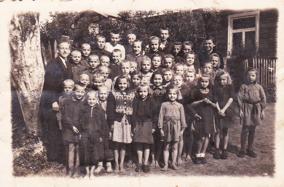 Atminčiai,antrą klasę baigus, visų mokinių nuotrauka1 Kiaukų pradinė mokykla, Angelės Trijonytės, 1952m.jpg