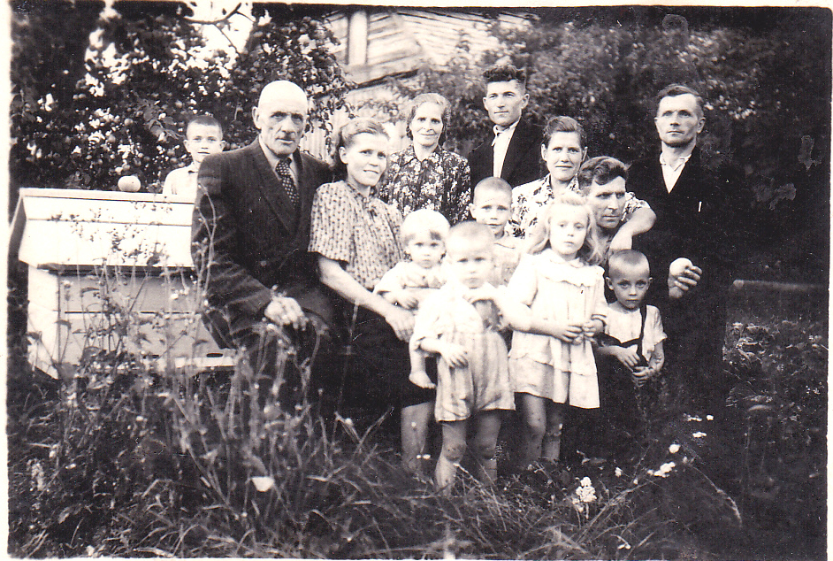 Bendikai_su_svečiais_iš_Kiaukų_Brokštėnai_1_apie_1956_m.jpg
