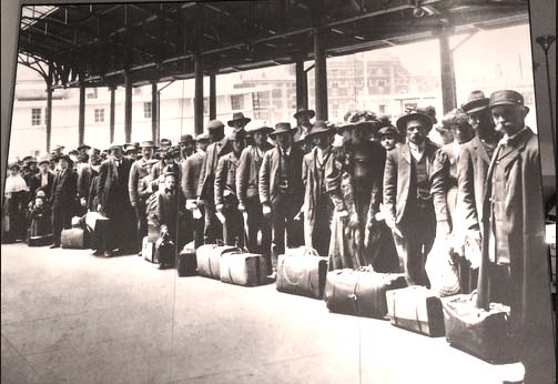 Elis island emigrantai eileje2