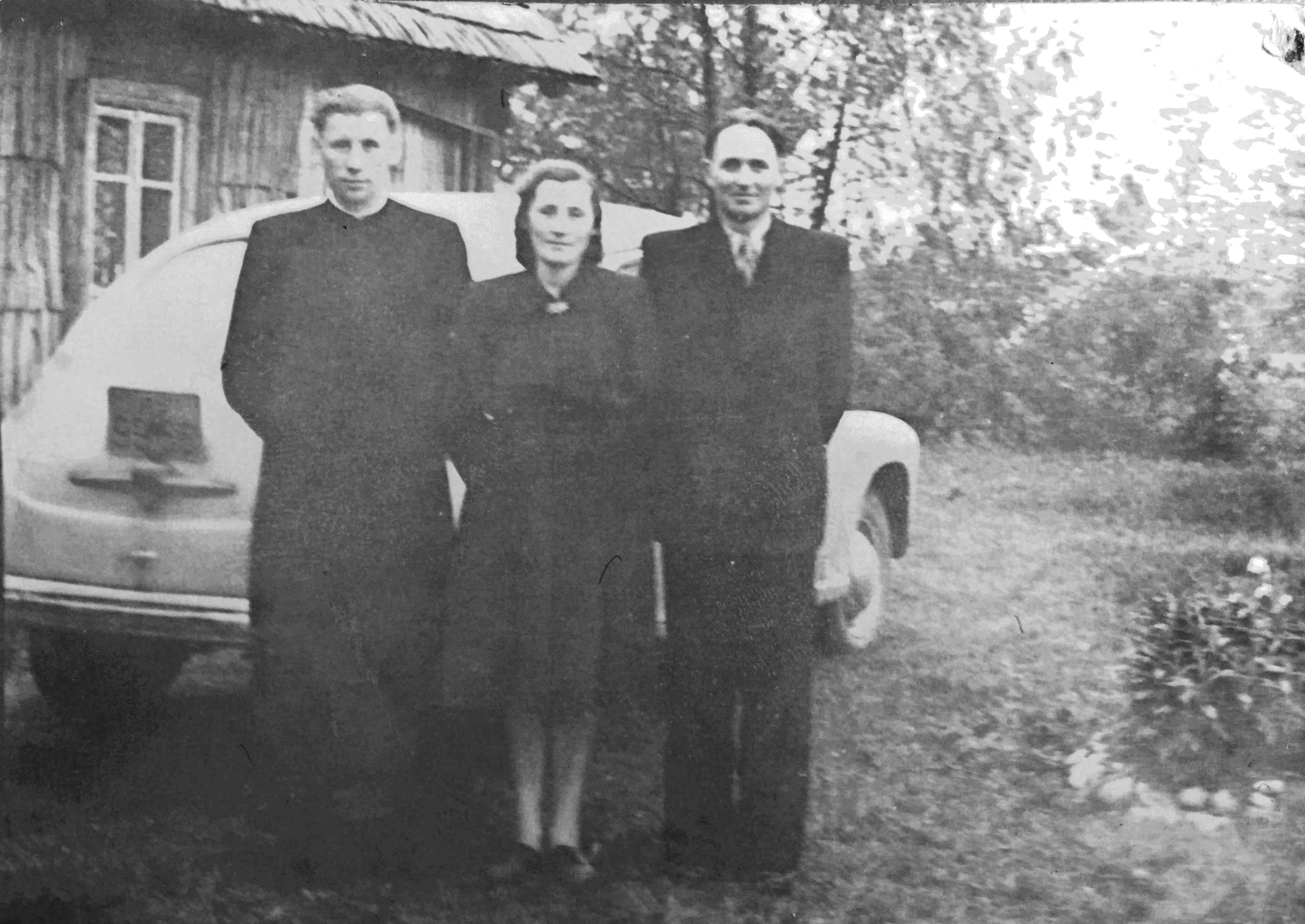 Gimtinėje Dargaliuose su brolio šeima.jpg