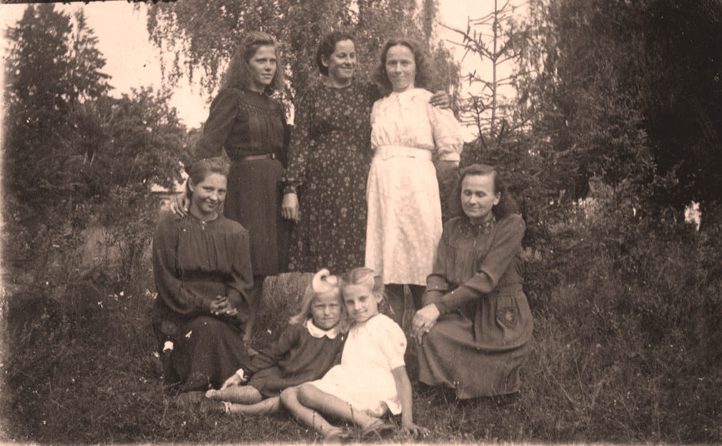 Tūbinėse 1947 m. iš kairės Valė Vėlavičienė Stefa Rimkevičienė Stasė Dajorienė Elena Vilkanauskienė Jadvyga Daukšaitė