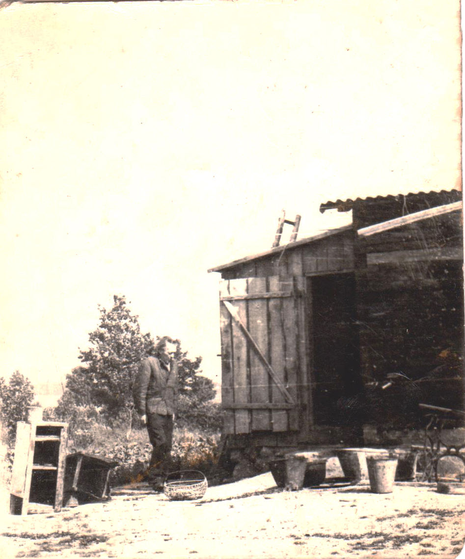 Juozas Urbutis sodyboje, Paneročio k.jpg