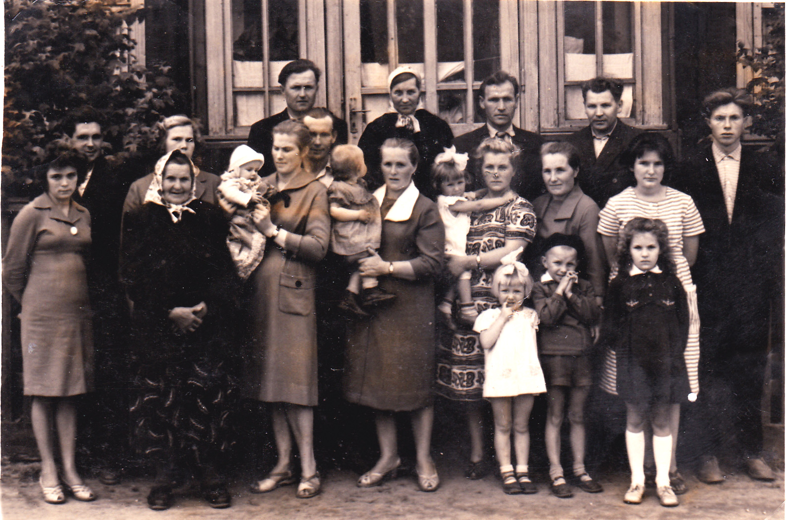 Šilalėje visa šeima per dainų šventę 1962m