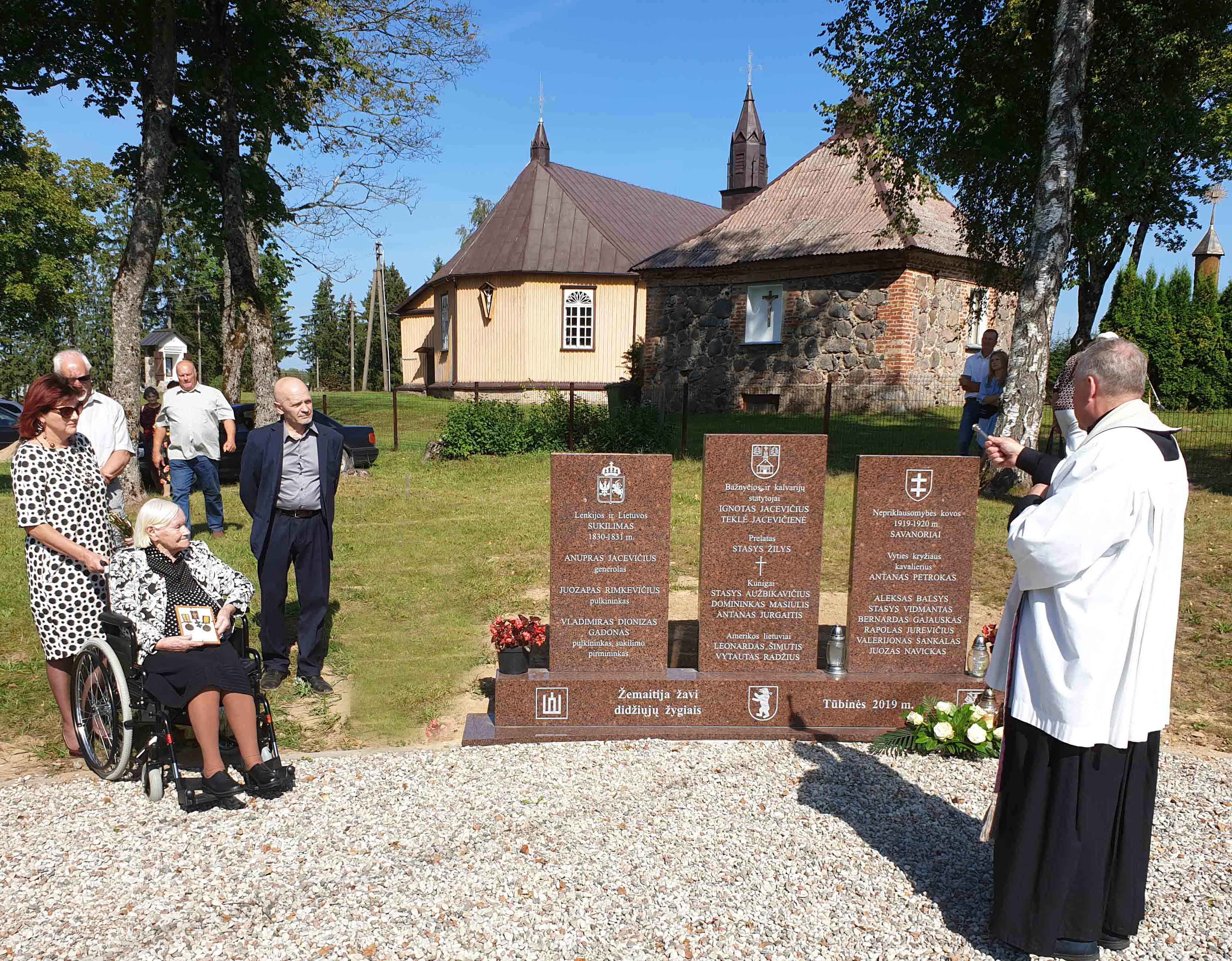Klebonas_Katkus_Šventina_Atminimo_stelas_Tūbinėse001.jpg