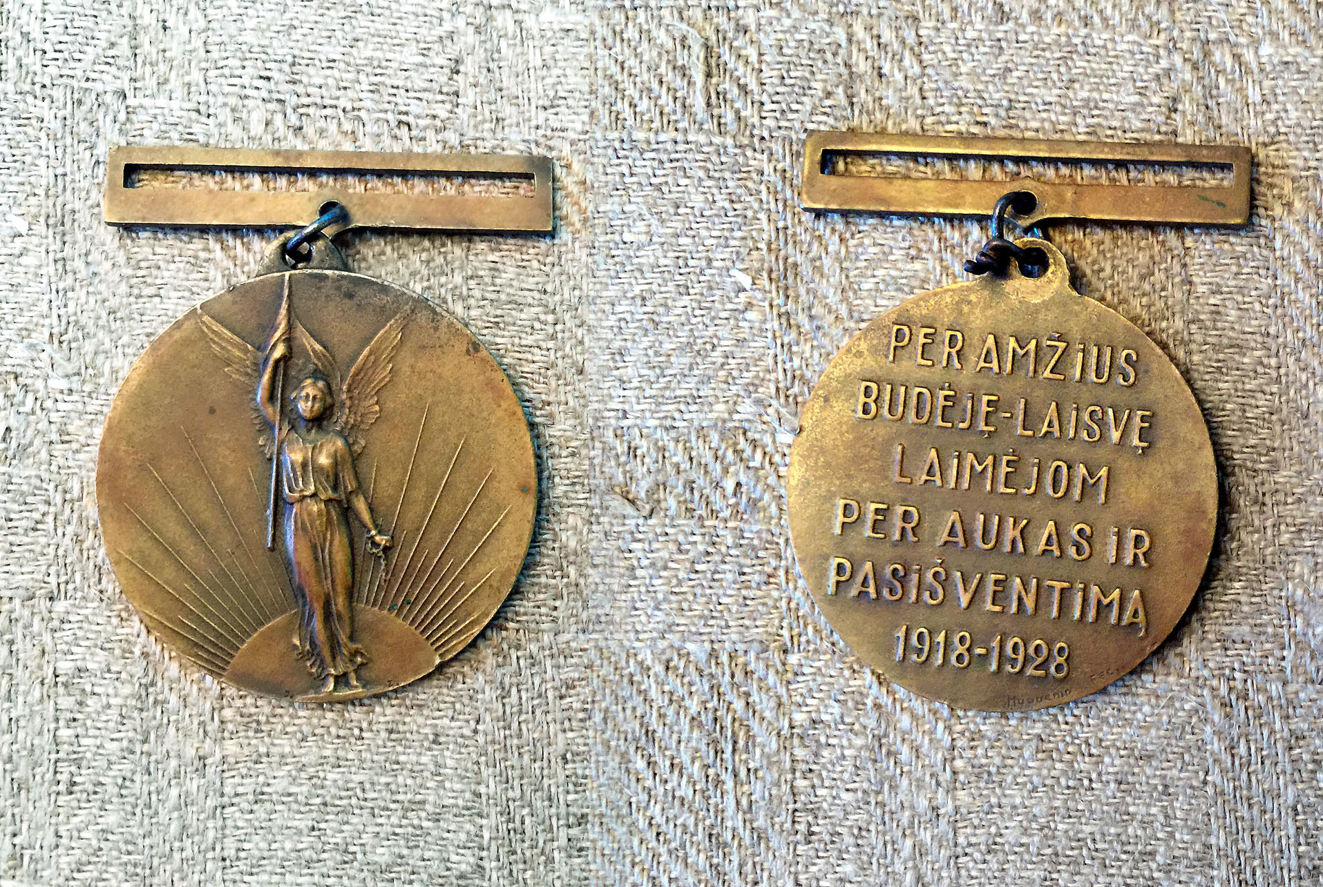 LR  Valstybės apdovanojimas, 10m Nepriklausomybės medalis1.jpg
