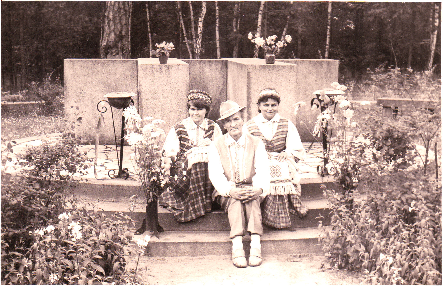 Lenkijos lietuviai prie Paminklo Soldimo girioje1, apie 1980m.jpg