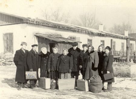Lietuviai_tremtiniai_pakeliui_į_Lietuvą_tarpinėje_Sibiro_Usolės_geležinkelio_stotyje._Irkutsko_sr._1961_m.jpg