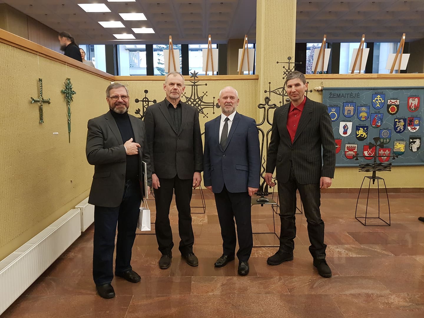 Mažeikiškiai_tautodailės_meistrai_medžio_skulptoriai_Alfonsas_Bendikas_Antanas_Viskantas_Savivaldybės_meras_Vidmantas_Macevičius_ir_kryždirbys_Virgilijus_Mikuckis.jpg