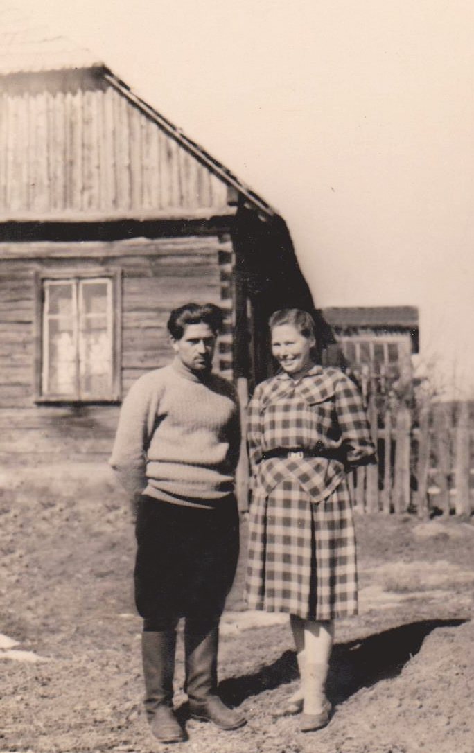Iš Angelė ir Jonas Vilkanauskai prie savo sodybos Paakmenyje