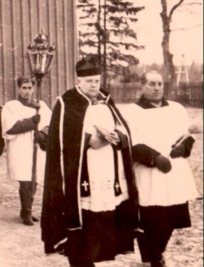 Povilas_Drukteinis_dešinėje_patarnaudavo_mišioms_ir_laidotuvių_procesijose._Kaireje_stovi_Stasys_Trijomis_klebonas_J._Kusas_apie_1960_m.jpg