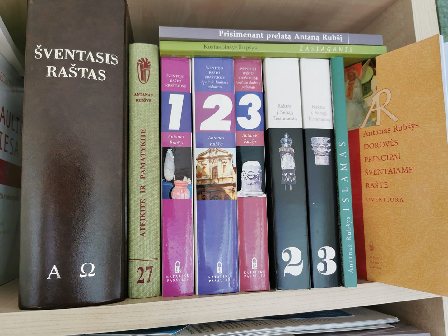 Prelato_Antano_Rubšio_išversto_Šv._Rašto_leidimas_ir_Jo_parašytos_knygos.jpg