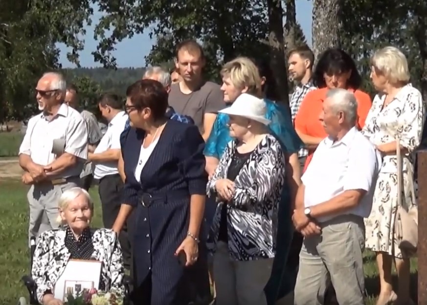 Stelų_atidengimo_šventėje6.jpg
