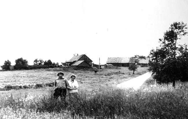 Su_sese_prie_sovietų_nusavintos_sodybos1.jpg