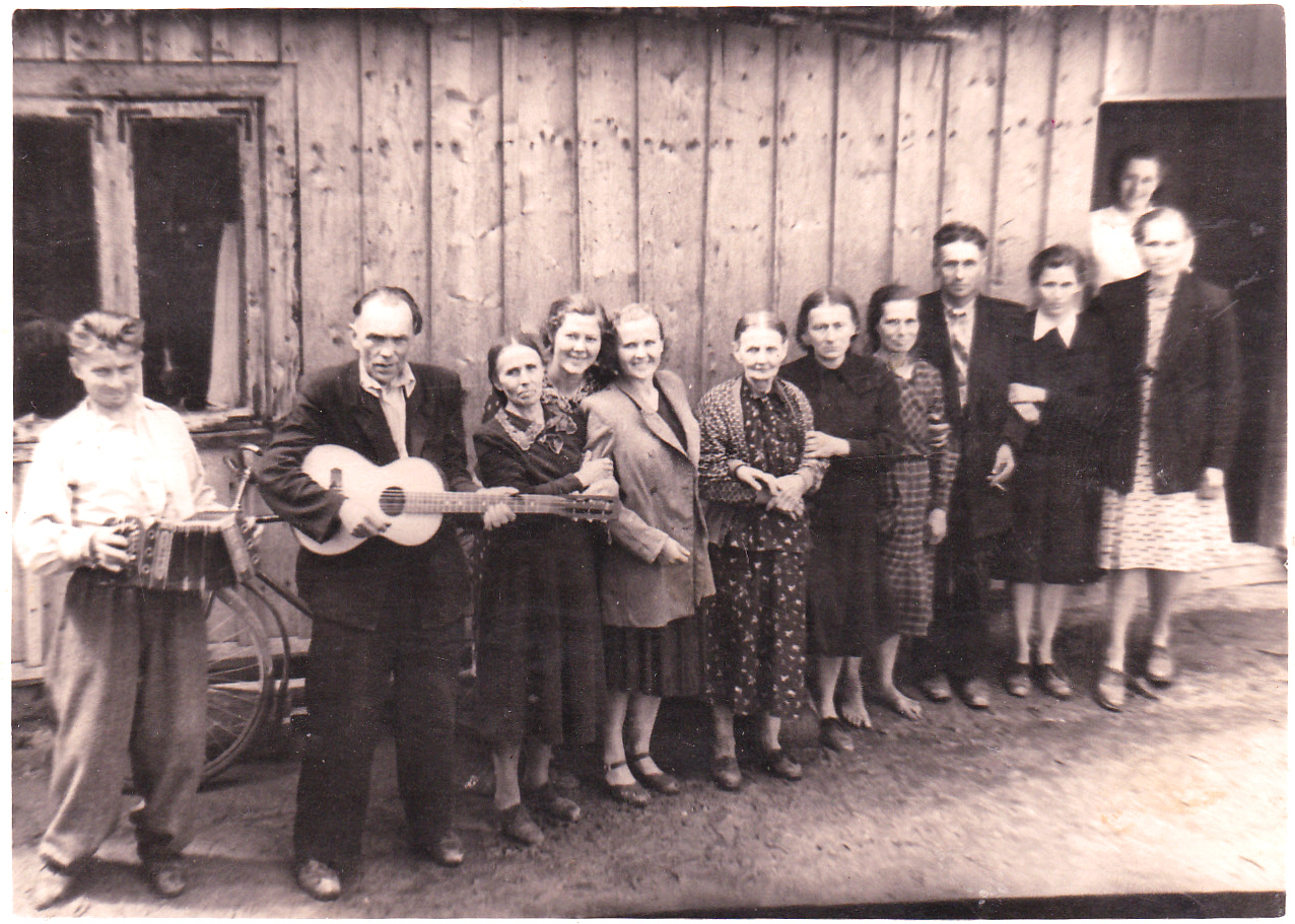 Tarp savų galima ir su muzika1.jpg