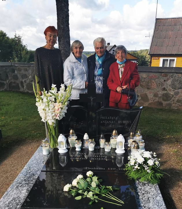 Teresė_Ūksienė-Laukuvos_bažnyčios_šventoriuje_prie_brolio_Antano_Rubšio_kapo.jpg