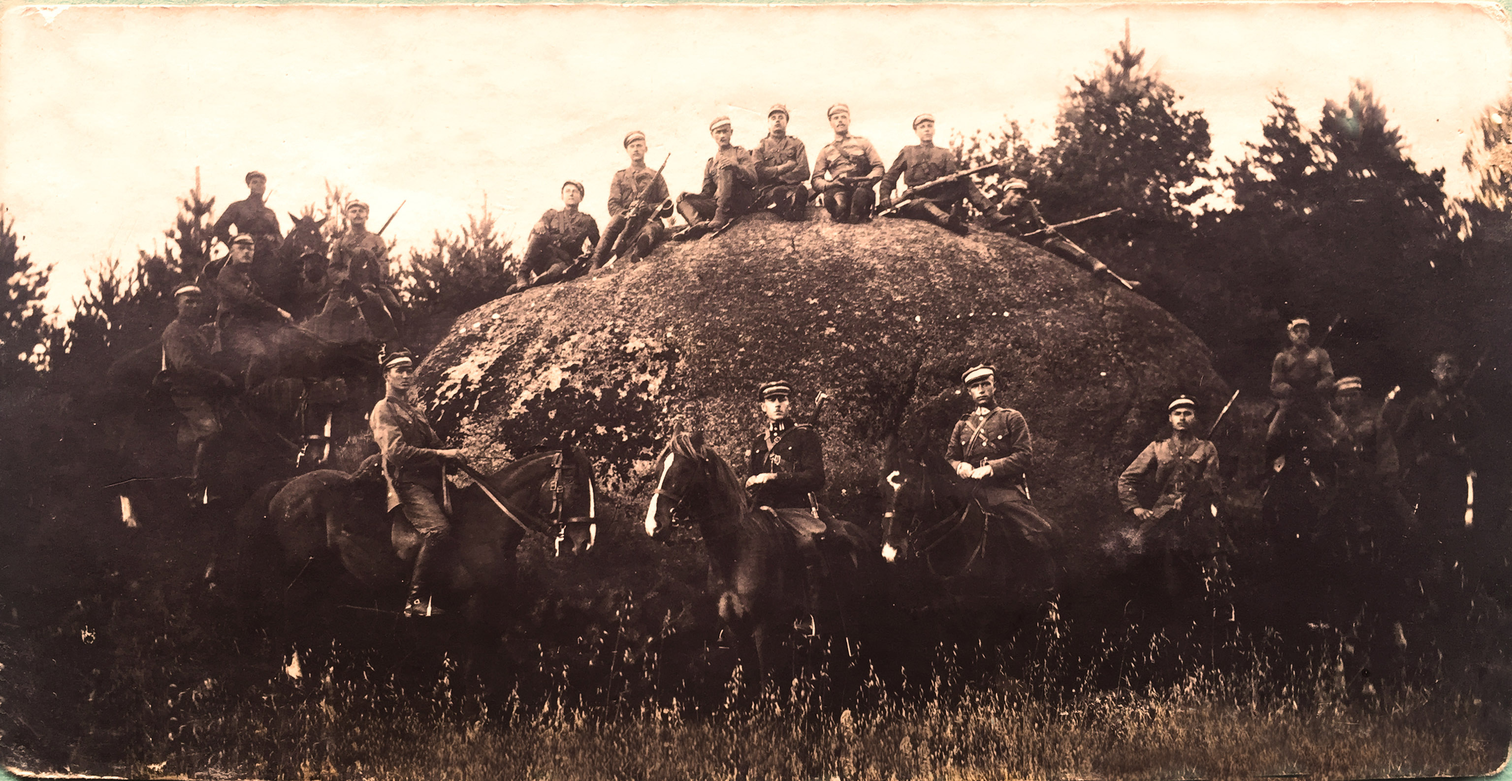 Šauliai prie Puntuko akmens apie 1930 35 m. J. Knyzelis ant arklio centre122