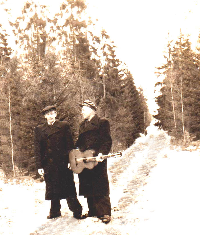Kelias namo Vladas Vilkanauskas su gitara ir mokytojas B. Kilpys