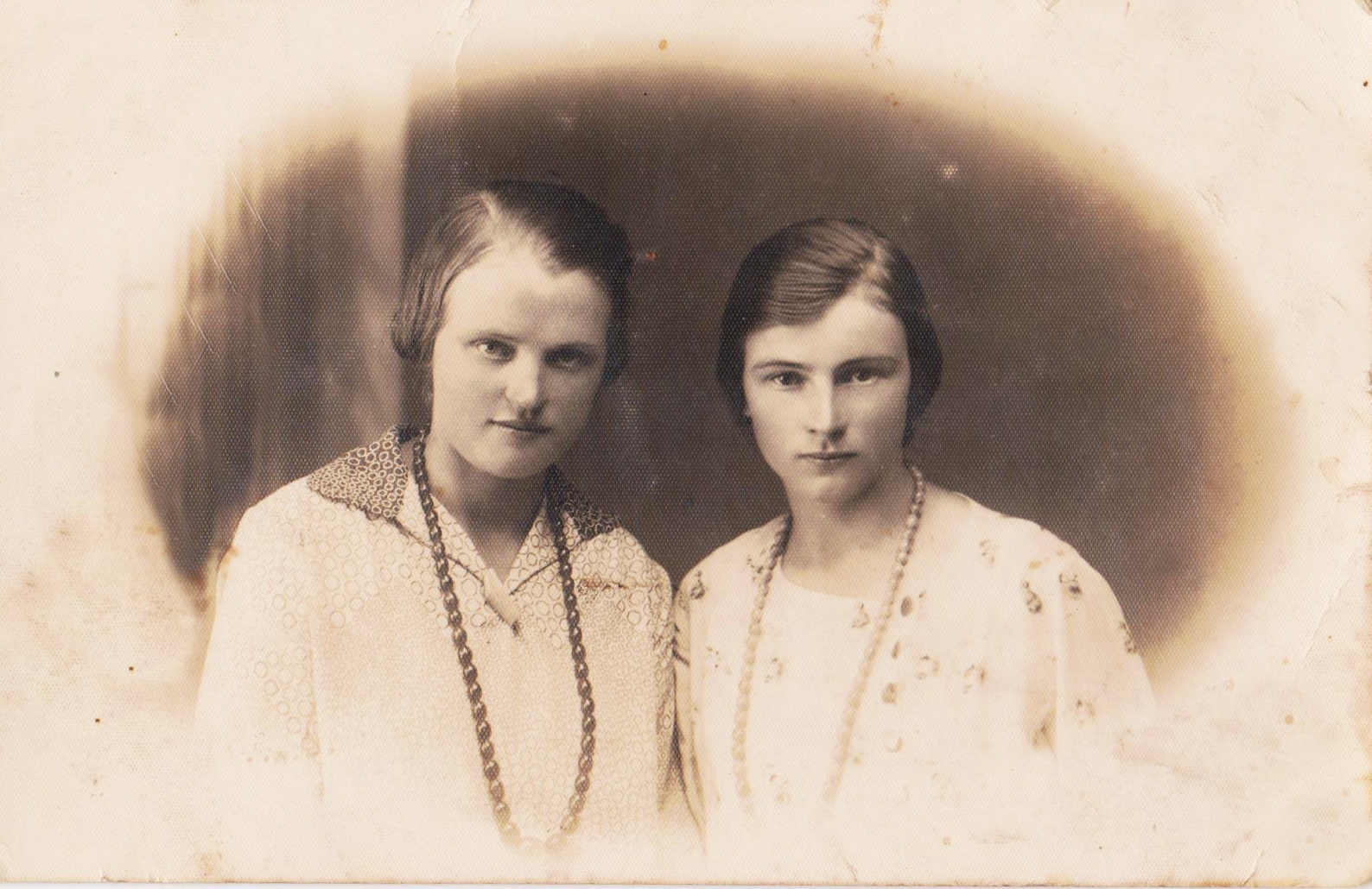 Olė Dabkytė su drauge Jakaičiai 1929m