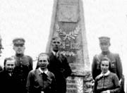 Tūbinių_šauliai_prie_Nepriklausomybės_paminklo_1938_m_Pirmoje_eilėje_iš_kairės_Stasė_Trijonytė_Račkauskienė_Rozalija_Dajoraitė_Macikienė_už_ju_stovi_Stasės_broliai_Jonas_ir_Antanas_Trijoniai.jpg