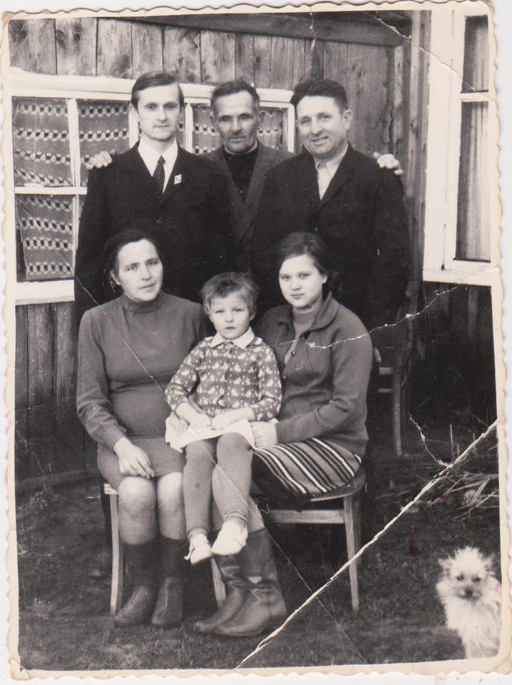 Virsuje is kair.i des.tevuko sesers sunus Laugalys Bernardas,vidur.tevukas,desin.tevuko kitos sesers sunus Germonas Vladas ir apacioje Vlado zmona su dukromis.jpg