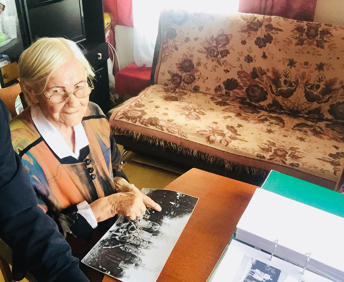 Vladislava_pirmą_kartą_matytoje_nuotraukoje_atpažino_savo_tėvą_stovintį_su_apdovanojimais_tarp_šaulių_prie_Tūbinių_paminklo_2018_m.jpg