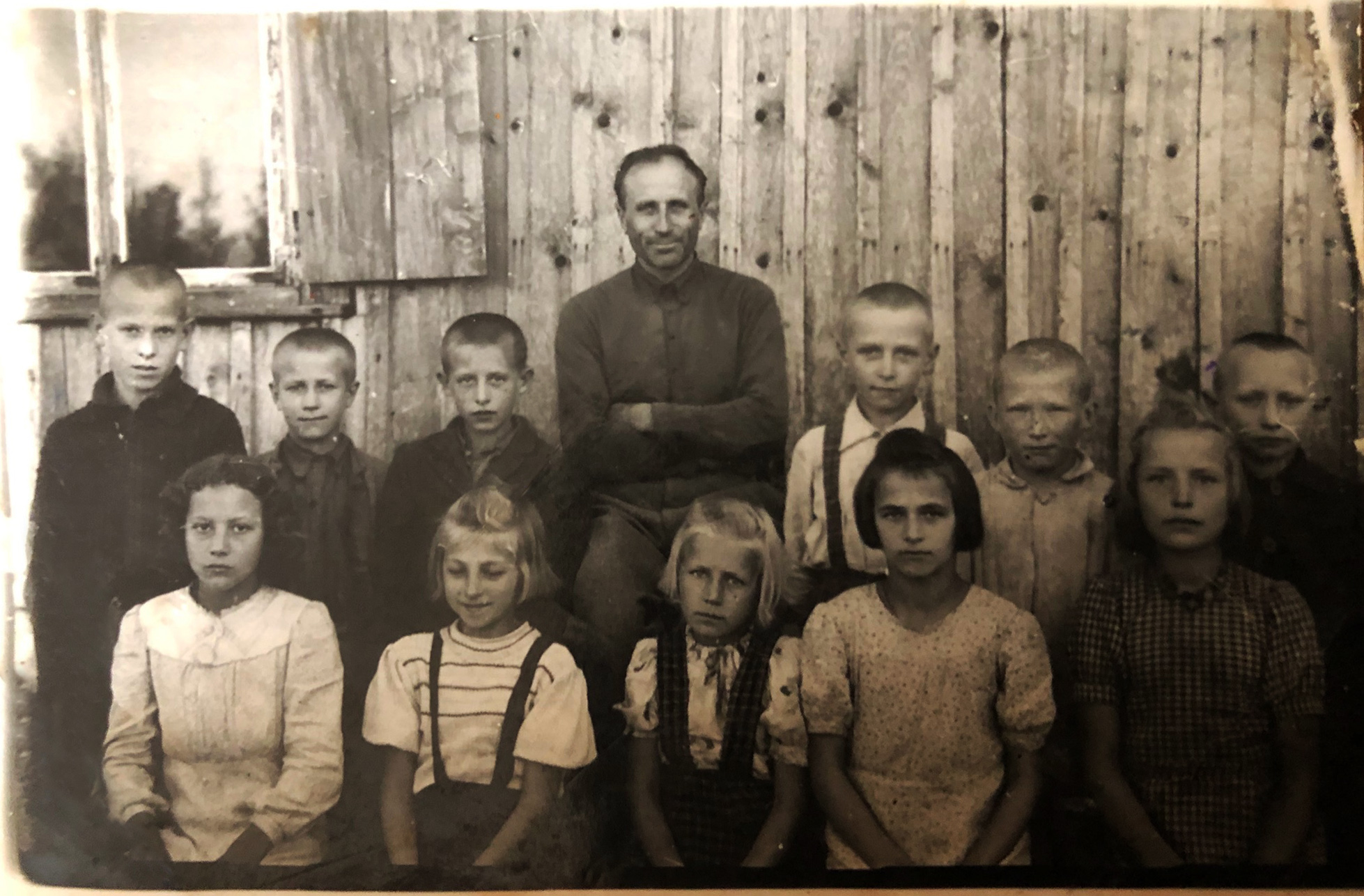 Vytogalos_pradine_m-la_moksleivė_Donata-Daukilienė_priekyje_trečia_iš_kairės_mokytojas_Algirdas_Grybas.jpg