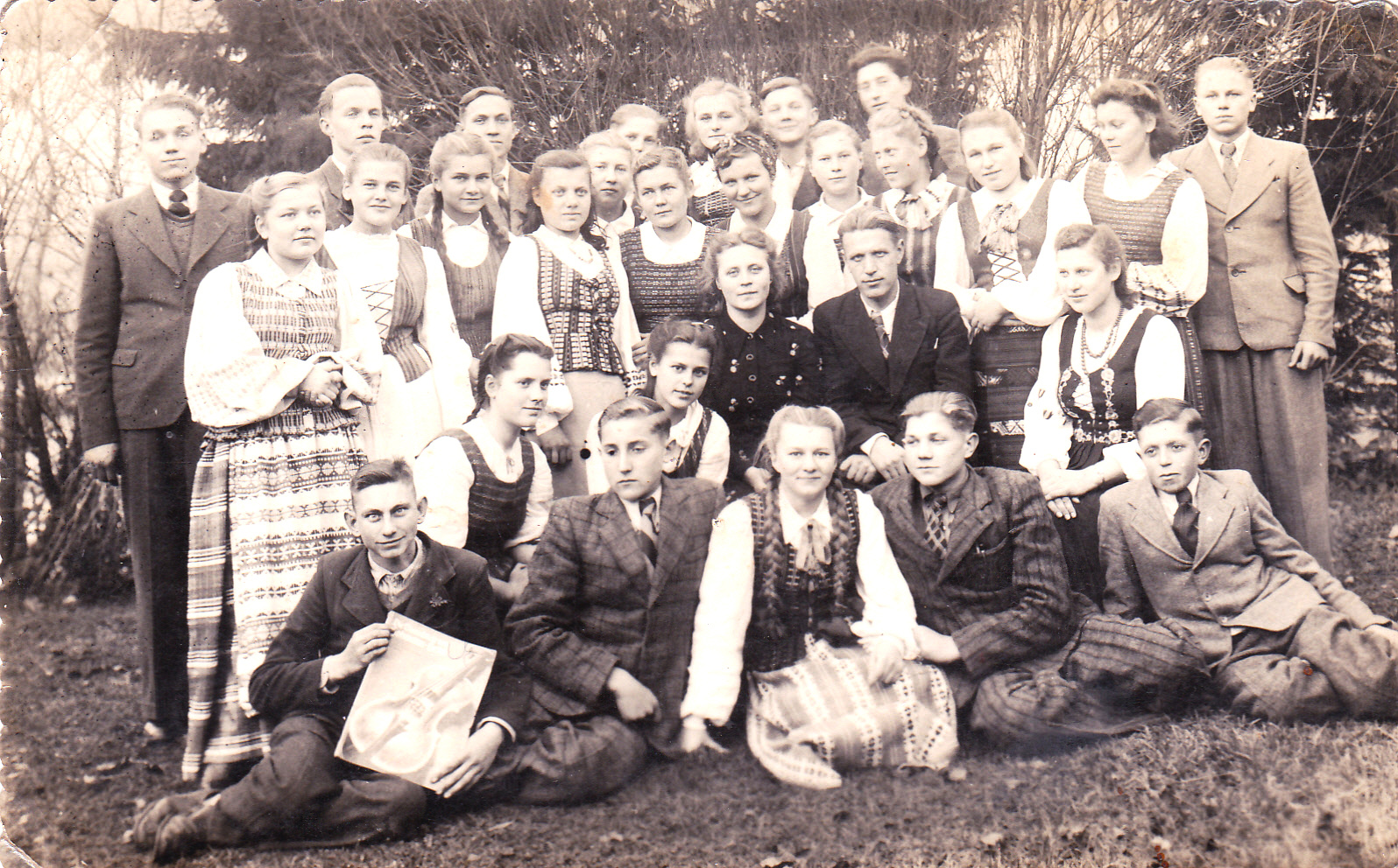 Šilalės gimnazija, auklėtojo Zigmo Leškevičiaus išleistuvės į Anykščius, 1943m.jpg