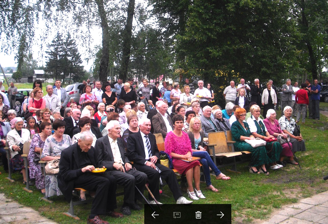 Šventės_vaisdas_prie_bendruomenės_namų_2014_m.jpg